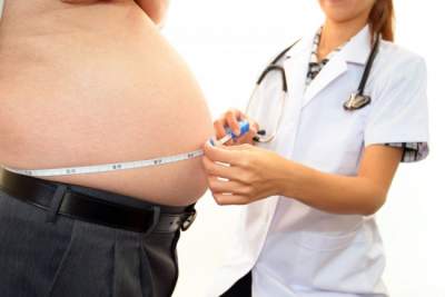 Диетологи рассказали, в каком возрасте люди склонны набирать лишний вес