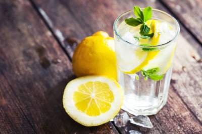 Врачи перечислили полезные свойства воды с лимоном