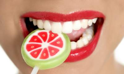 Стоматологи назвали самые опасные продукты для зубов