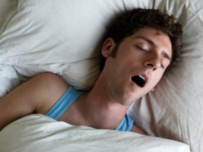 Стоматологи рассказали, какая поза сна вызывает кариес