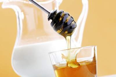 Врачи рассказали, действительно ли горячее молоко с медом помогает при простуде