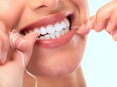 Медики назвали неожиданный побочный эффект зубной нити