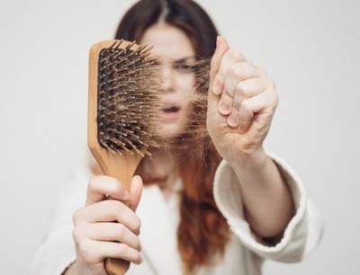 Трихологи назвали основные причины выпадения волос