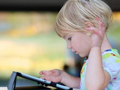 Планшеты и телевизоры замедляют развитие ребенка