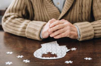 Названы способы снизить риск развития деменции