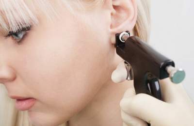 Врачи сообщили, как прокалывание ушей может навредить здоровью