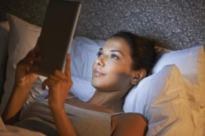 Офтальмолог предупредил о вреде использования смартфонов в темноте