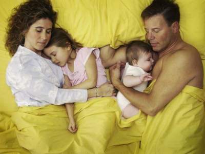Британцы подсчитали, сколько часов сна теряют люди, став родителями