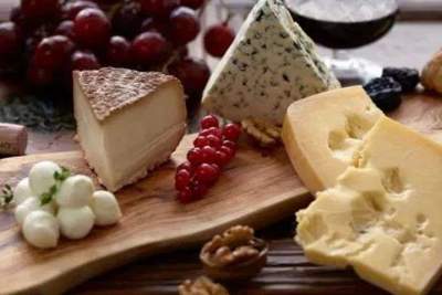 Медики назвали неожиданный полезный аспект употребления сыра