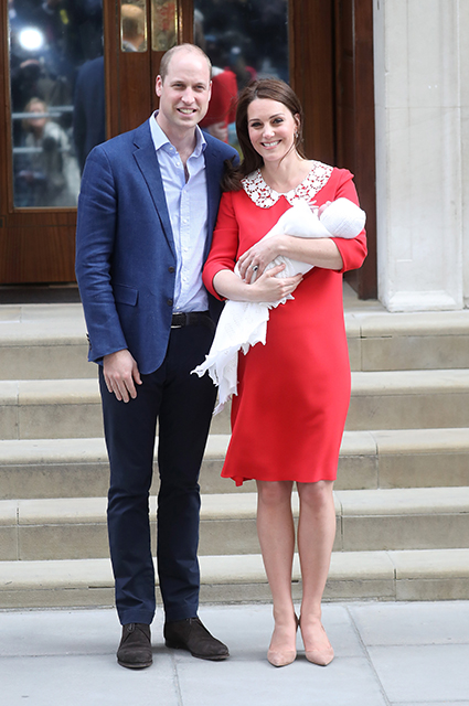Принц Уильям и Кейт Миддлтон с принцем Луи