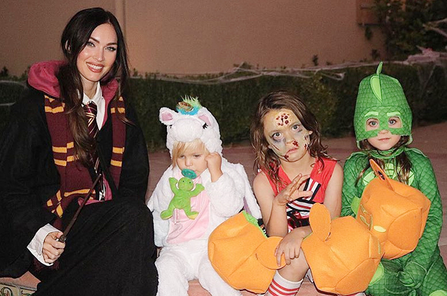 Меган Фокс отпраздновала Хеллоуин и поделилась редкими фотографиями детей