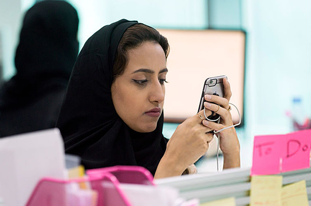 В сети разгорается скандал вокруг арабского приложения для слежки за женщинами