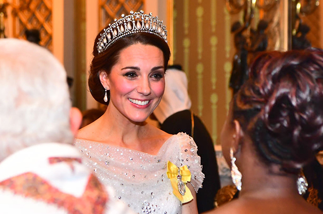 Кейт Миддлтон в тиаре и серьгах принцессы Дианы посетила вечерний прием в Букингемском дворце