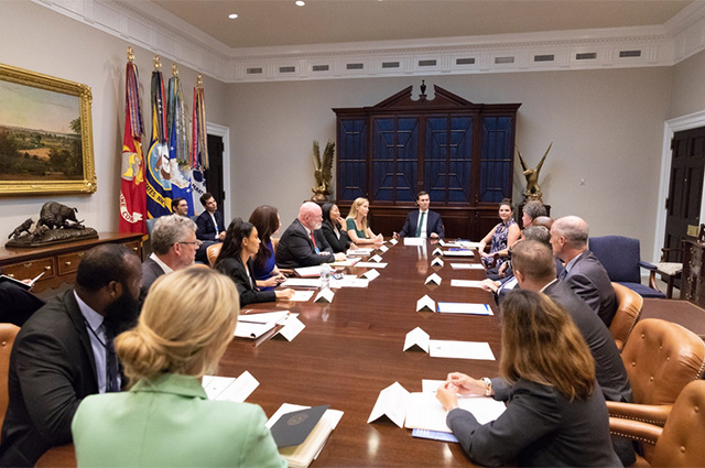 Иванка Трамп и Ким Кардашьян с другими участниками встречи в Белом доме