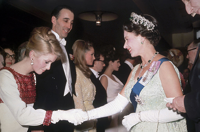Катрин Денев и королева Елизавета II