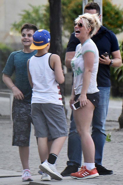 Бритни Спирс с сыновьями и телохранителем