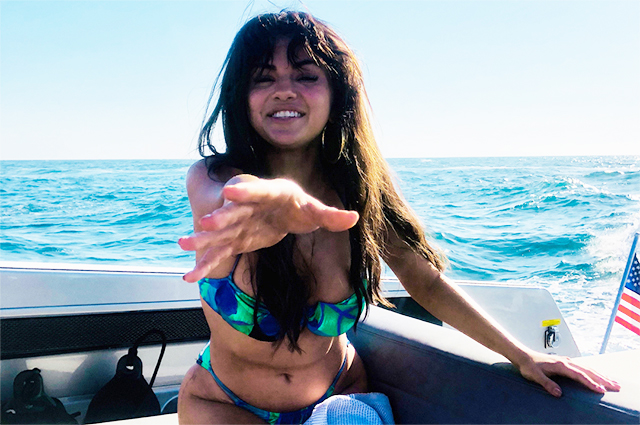 Селена Гомес в бикини расслабилась на морской прогулке с друзьями
