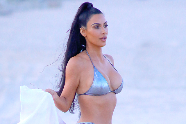 Ким Кардашьян позирует в серебристом бикини на пляже в Майами