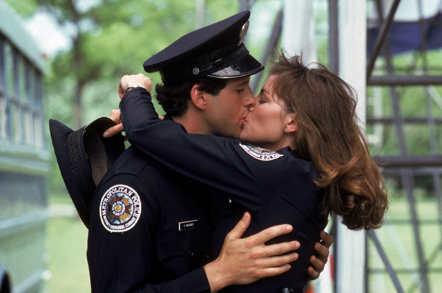 Стив Гуттенберг и Ким Кэтролл. Кадры из фильма "Полицейская академия"