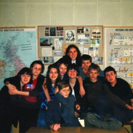 Полина Гагарина (по центру снизу) с одноклассниками