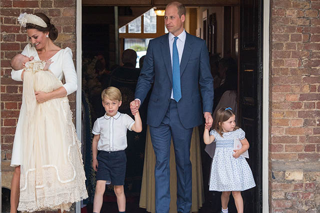 Кейт Миддлтон с принцем Луи, принц Уильям с принцем Джорджем и принцессой Шарлоттой