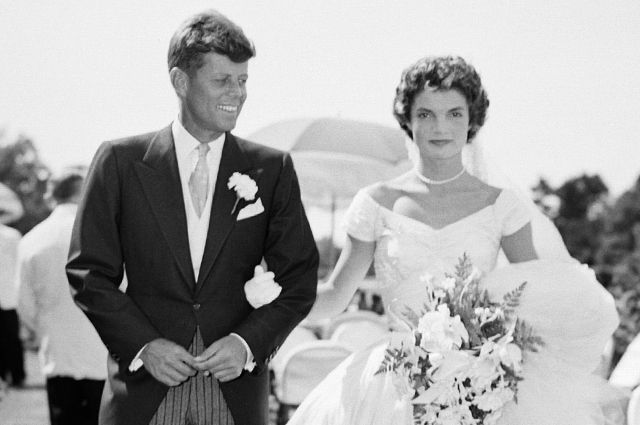 Минутка ретро: как свадебное платье Жаклин Кеннеди было безнадежно испорчено за десять дней до ее бракосочетания