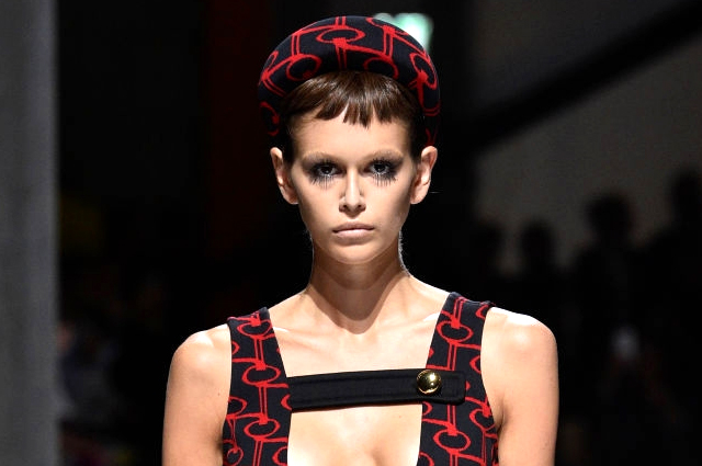 Неделя моды в Милане: Кайя Гербер в необычном образе на показе Prada
