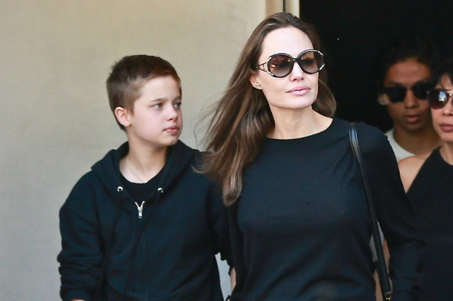 В сети обсуждают новые фото Анджелины Джоли, ее дочери Шайло и сына Пакса