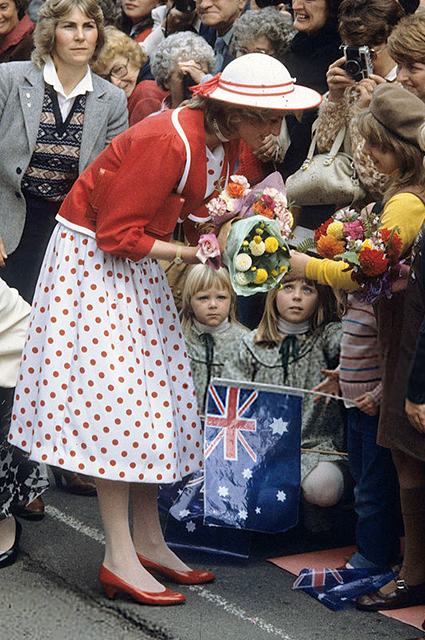 Принцесса Диана в платье от Сatherine Walker и шляпе от John Boyd в Мельбурне, 1983 год