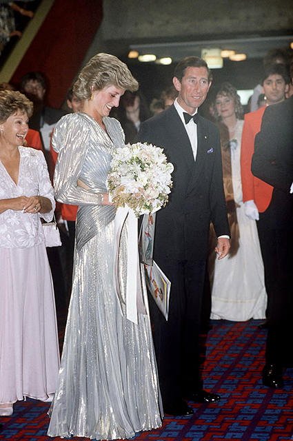 Принцесса Диана в платье от Bruce Oldfield и принц Чарльз на премьере фильма Burke & Wills, 1985 год