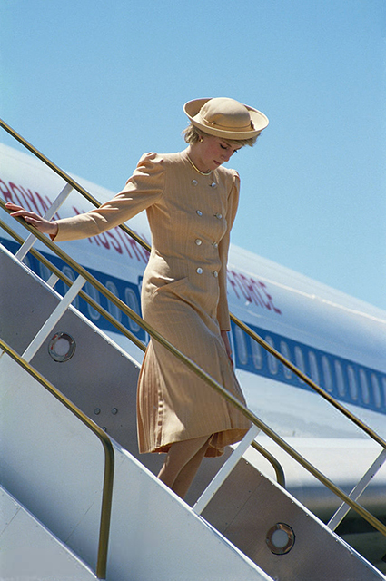 Принцесса Диана в бежевом платье-пальто в день прилета в Австралию, 1985 год
