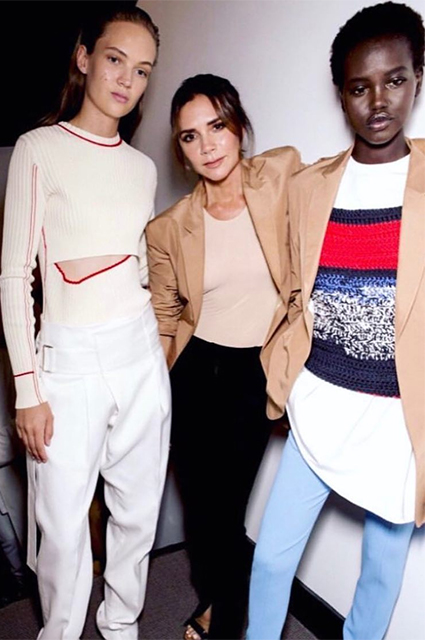 Виктория Бекхэм с моделями на Неделе моды в Лондоне