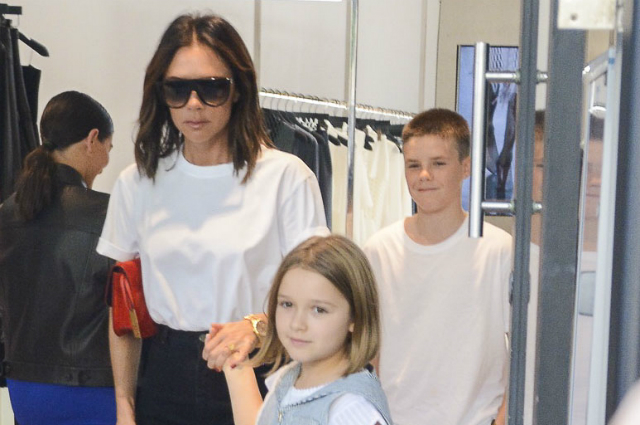 Семейный шопинг: Виктория Бекхэм с дочерью Харпер и сыном Крузом прошлась по магазинам Сиднея
