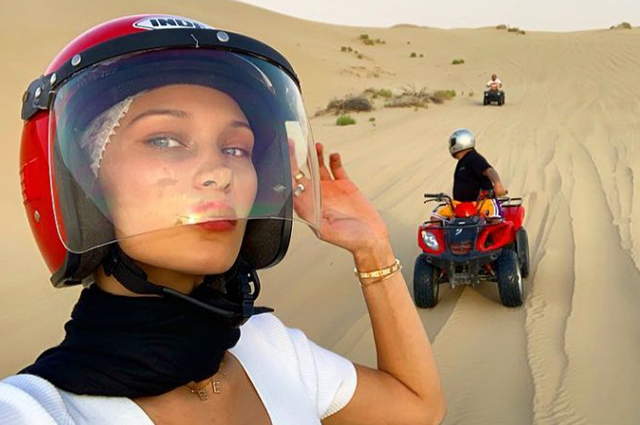 Гонки в пустыне и знакомство с родственниками: Белла Хадид и The Weeknd улетели в отпуск в Абу-Даби