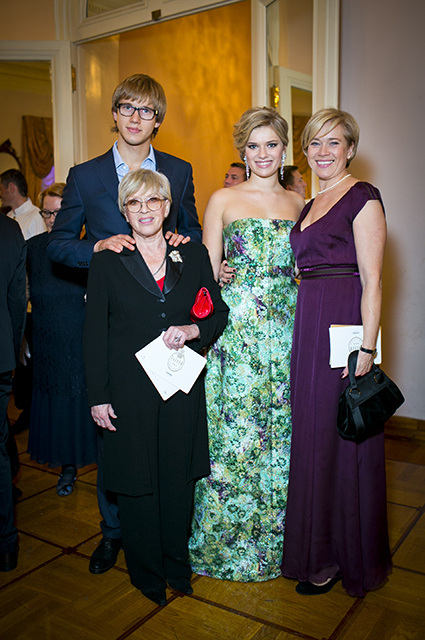 Алиса Фрейндлих с дочерью Варварой и внуками, 2013 год