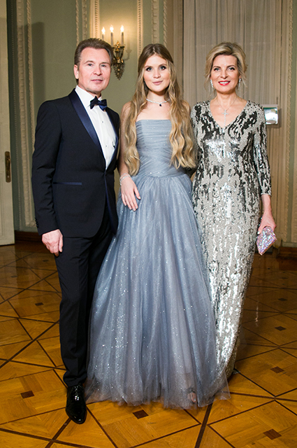 Александр Малинин с дочерью Устиньей и женой Эммой, 2017 год