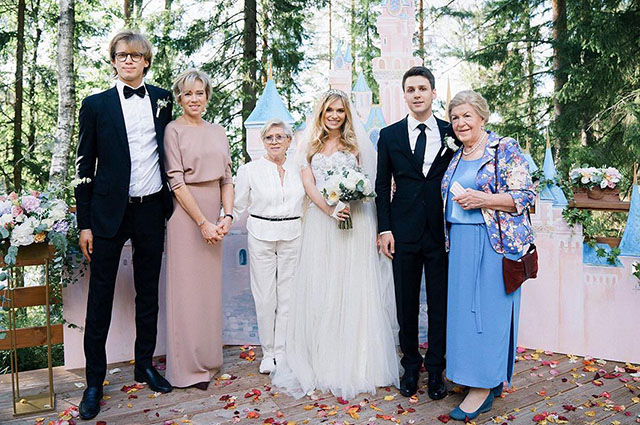 Алиса Фрейндлих (в центре) на свадьбе внучки