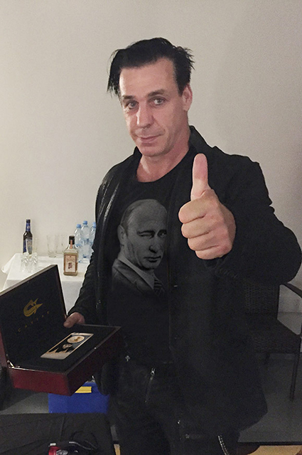 Скандальное фото с прифотошопленным портретом Путина