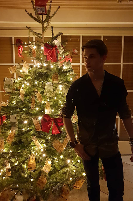 Сын немецких медиамагнатов Никлас Хайнце у рождественской елки