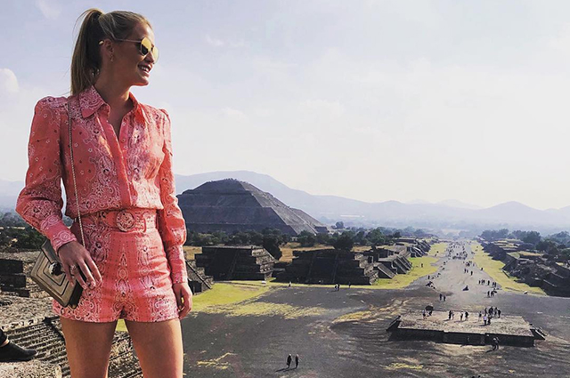 Китти Спенсер отдыхает в Мексике и делится фото в ярких мини-шортах