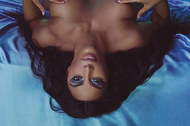 В сети ругают Ким Кардашьян за обнаженные снимки для рекламы косметики: 
