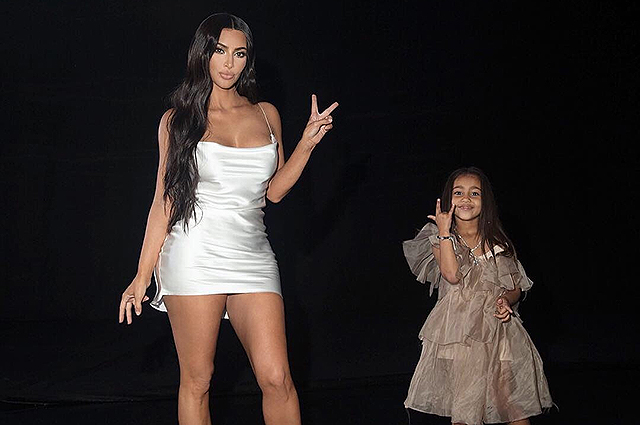 Ким Кардашьян сфотографировалась с дочерью Норт, а поклонники удивились их сходству