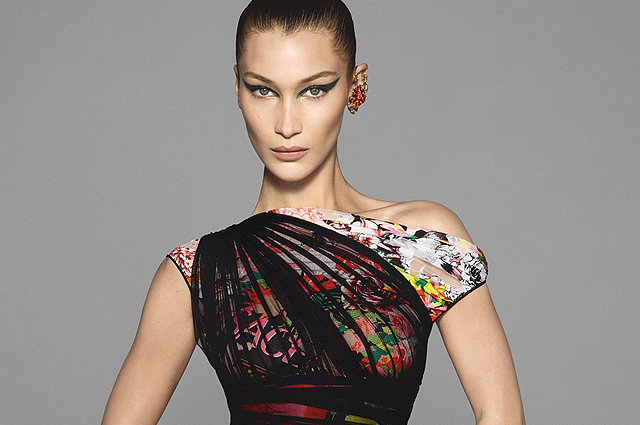 Белла Хадид, Ирина Шейк и другие модели снялись в яркой рекламной кампании Versace