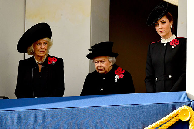 Герцогиня Корнуольская Камилла, королева Елизавета II и Кейт Миддлтон