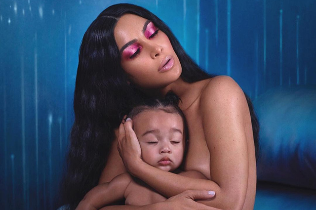 Ким Кардашьян снялась в рекламе косметики с младшей дочерью Чикаго