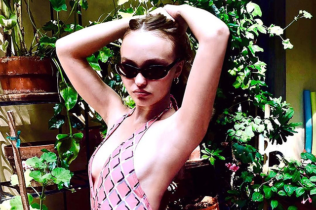 Лили-Роуз Депп в купальнике провожает лето вместе с Chanel
