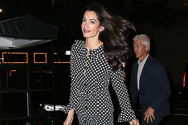 Амаль Клуни выбрала платье-костюм в горох для деловой встречи в Нью-Йорке