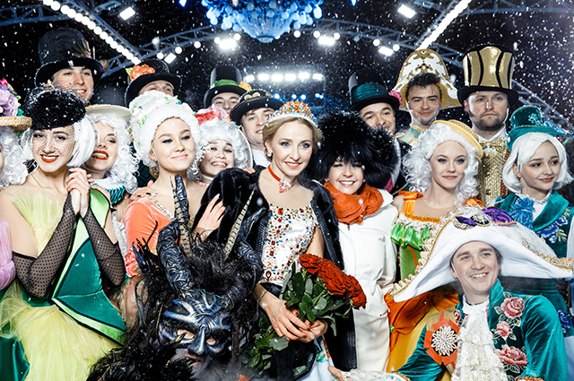 Татьяна Навка и Каролина Шойфеле с артистами ледового шоу "Аленький цветочек"