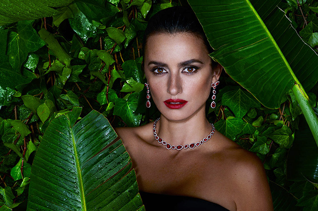 Гламур и тропики: Пенелопа Крус снялась в яркой рекламной кампании ювелирного бренда