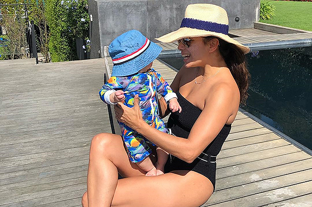 Ева Лонгория отдыхает у бассейна с сыном Сантьяго